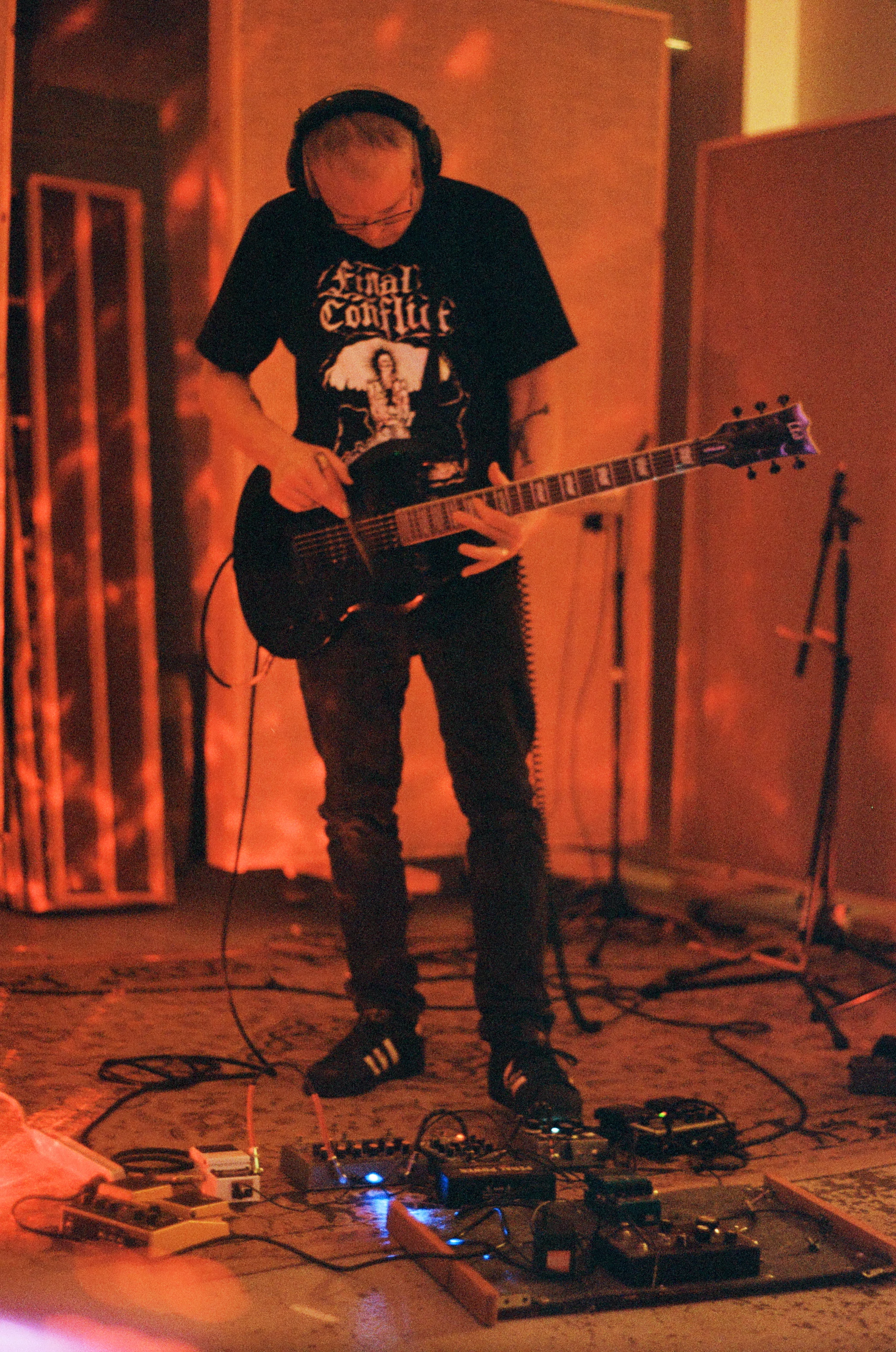Knife slides on guitar strings
